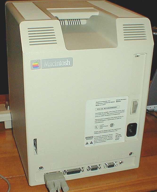 Macintosh 128K. Parte posterior totalmente limpia y parte superior con muchas rendijas de ventilación o