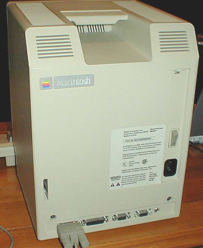 Macintosh 128K. Parte posterior totalmente limpia y parte superior con muchas rendijas de ventilación o 